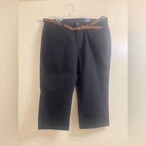 BANDOLINO WOMEN BELTED
MAUREEN STRETCHY CLASSIC
CAPRI LENGTH PANTS Size 16